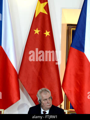 Prag, Tschechische Republik. 29. März 2016. Tschechische Präsident Milos Zeman im Bild während der Pressekonferenz auf der Prager Burg in Prag, Tschechische Republik, Dienstag, 29. März 2016. Chinesischen Staatspräsidenten Xi Jinping kamen für einen dreitägigen offiziellen Besuch in der Tschechischen Republik. © CTK/Alamy Live-Nachrichten Stockfoto