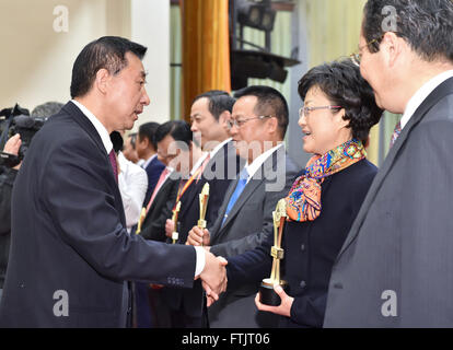 Peking, China. 29. März 2016. Chinesischen Staat Hofrat Wang Yong (L) überreicht Preise an Gewinner des China Qualitätsaward in Peking, Hauptstadt von China, 29. März 2016. Bildnachweis: Li He/Xinhua/Alamy Live-Nachrichten Stockfoto