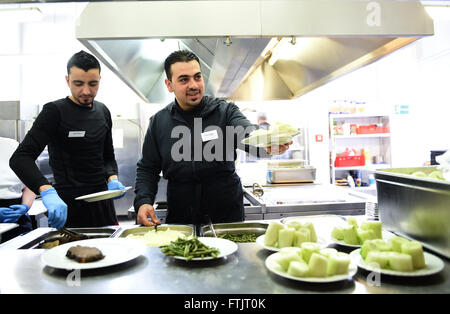 Berlin, Deutschland. 29. März 2016. Flüchtlinge Nashwan (l, aus dem Irak) und Tawfik (aus Syrien) arbeiten bei der Lebensmittel-Apotheke von einer Notunterkunft-Center in Berlin, Deutschland, 29. März 2016. Foto: BRITTA PEDERSEN/DPA/Alamy Live-Nachrichten Stockfoto