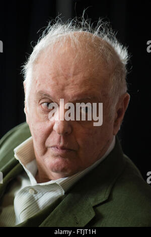 Berlin, Deutschland. 29. März 2016. Daniel Barenboim, Generalmusikdirektor der Berliner Staatsoper, spricht bei der Jahrespressekonferenz der Staatsoper im Schiller Theater in Berlin, Deutschland, 29. März 2016. Foto: GREGOR FISCHER/Dpa/Alamy Live News Stockfoto