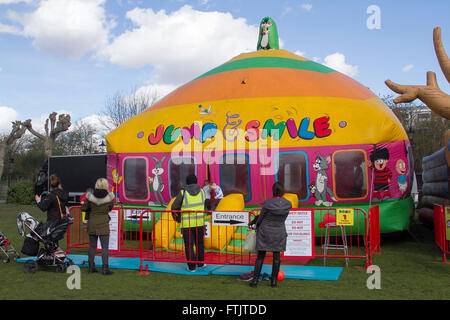 Wimbledon London, UK. 29. März 2016. Abgebildete Wimbledon-Hüpfburg fair. Eine lokale MP hat aufgerufen, Hüpfburgen, die nach dem tragischen Tod einer Schülerin Sommer Grant Harlow Essex Ostern fair aus, während eines Sturms am Samstag 26march geblasen wurde Credit: Amer Ghazzal/Alamy Live-Nachrichten Stockfoto