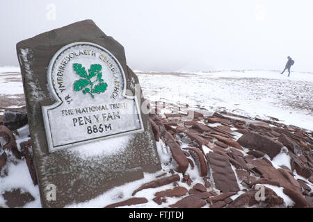 Pen Y Fan, Brecon Beacons, Powys, Wales - März 2016 - Schnee und Eis bleiben an den oberen Hängen des Gipfels der Pen Y Fan, 886m - 2.907 Füße hoch oben in den Brecon Beacons. Stockfoto