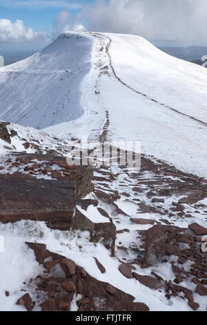 Pen Y Fan, Brecon Beacons, Powys, Wales - März 2016 - Schnee und Eis bleiben an den oberen Hängen des Gipfels der Pen Y Fan, 886m - 2.907 Füße hoch oben in den Brecon Beacons. Stockfoto