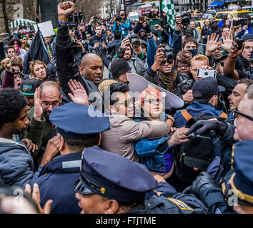 Konfrontation mit dem NYPD bei 59. und 6. Ave bei der Anti-Trump-Rallye.  Tausende demonstrierten während der Anti-Trump-Rallye durch die Straßen in Manhattan und wurden mit Pfefferspray erfüllt und es gab auch drei Fotografen verhaftet. (Foto von Michael Nigro / Pacific Press) Stockfoto