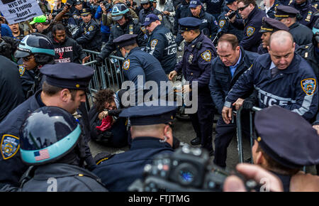 Konfrontation mit dem NYPD bei 59. und 6. Ave bei der Anti-Trump-Rallye.  Tausende demonstrierten während der Anti-Trump-Rallye durch die Straßen in Manhattan und wurden mit Pfefferspray erfüllt und es gab auch drei Fotografen verhaftet. (Foto von Michael Nigro / Pacific Press) Stockfoto