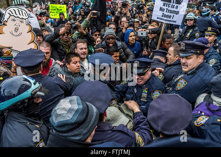 Konfrontation mit dem NYPD bei 59. und 6. Ave bei der Anti-Trump-Rallye.  Tausende demonstrierten während der Anti-Trump-Rallye durch die Straßen in Manhattan und wurden mit Pfefferspray erfüllt und es gab auch drei Fotografen verhaftet. (Foto von Michael Nigro / Pacific Press) Stockfoto