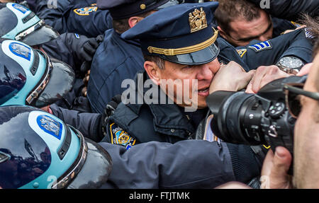 Konfrontation mit dem NYPD bei 59. und 6. Ave bei der Anti-Trump-Rallye.  Tausende demonstrierten während der Anti-Trump-Rallye durch die Straßen in Manhattan und wurden mit Pfefferspray erfüllt und es gab auch drei Fotografen verhaftet. (Foto von Michael Nigro / Pacific Press) Stockfoto