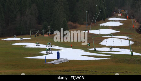 Datei - ein schönes Bild vom 16. Dezember 2015 zeigt künstlich hergestellten Schnee schmelzen bei ungewöhnlich warmen Temperaturen, der grüne Ski Piste von der Falkenlift am Tegelberg in der Nähe von Hohenschwangau, Deutschland. FOTO: KARL-JOSEF HILDENBRAND/DPA Stockfoto