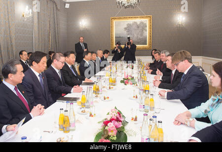 Prag, Tschechische Republik. 29. März 2016. Chinesischen Staatspräsidenten Xi Jinping (4 L) trifft sich mit Jan Hamacek (3. R), Vorsitzender der Abgeordnetenkammer des tschechischen Parlaments, in Prag, Tschechische Republik, 29. März 2016. Bildnachweis: Wang Ye/Xinhua/Alamy Live-Nachrichten Stockfoto