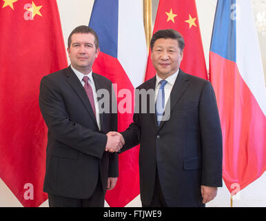 Prag, Tschechische Republik. 29. März 2016. Chinese President Xi Jinping (R) trifft sich mit Jan Hamacek, Vorsitzender der Abgeordnetenkammer des tschechischen Parlaments, in Prag, Tschechische Republik, 29. März 2016. Bildnachweis: Wang Ye/Xinhua/Alamy Live-Nachrichten Stockfoto