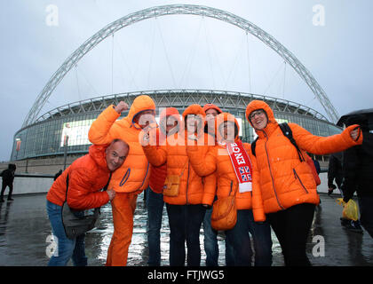 Wembley Stadium, London, UK. 29. März 2016. Internationaler Fußball freundlich England gegen Niederlande. Niederlande-Fans kommen im Wembley Stadion Credit: Action Plus Sport/Alamy Live News Stockfoto