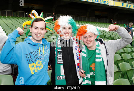 Aviva Stadion, Dublin, Irland. 29. März 2016. Internationaler Fußball freundlich Irland vs. Slowakei. Irland-Fans machen Sie sich bereit für Kick-off. © Aktion Plus Sport/Alamy Live-Nachrichten Stockfoto