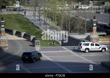 Washington, District Of Columbia, USA. 28. März 2016. Blick vom Kapitol Vereinigten Staaten die Treppe zu den Capitol Visitors Center nach der Schießerei in Washington, DC am Montag, dem 28. März, 2016.Credit: Ron Sachs/CNP. © Ron Sachs/CNP/ZUMA Draht/Alamy Live-Nachrichten Stockfoto