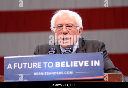 Appleton, WI, USA. 29. März 2016. Senator von Vermont und demokratische Präsidentschaftswahlen hoffnungsvollen BERNIE SANDERS spricht zu Unterstützern während seiner Kampagne-Rallye an den Fox Cities Performing Arts Center in Appleton, Wisconsin. Ricky Bassman/CSM/Alamy Live-Nachrichten Stockfoto