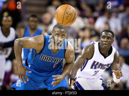 Sacramento, CA, USA. 27. März 2016. Sacramento Kings Guard Darren Collison (7) versucht ein Schnäppchen im 2. Quartal. Dallas Mavericks Guard Raymond Felton (2) erholte sich es aber bekommt den Ball Weg. Sacramento Kings gegen die Dallas Mavericks während ihres Spiels am schlafen Zug Arena auf Sonntag, 27. März 2016 in Sacramento. © Hector Amezcua/Sacramento Bee/ZUMA Draht/Alamy Live-Nachrichten Stockfoto