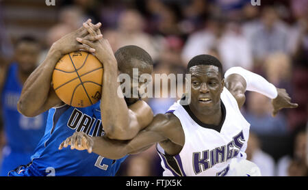 Sacramento, CA, USA. 27. März 2016. Sacramento Kings Guard Darren Collison (7) versucht ein Schnäppchen im 2. Qrtl. aber Dallas Mavericks guard Raymond Felton (2) Besitz gepflegt. Sacramento Kings gegen die Dallas Mavericks während ihres Spiels am schlafen Zug Arena auf Sonntag, 27. März 2016 in Sacramento. © Hector Amezcua/Sacramento Bee/ZUMA Draht/Alamy Live-Nachrichten Stockfoto