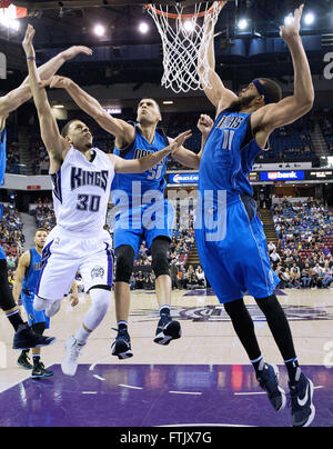 Sacramento, CA, USA. 27. März 2016. Sacramento Kings Guard Seth Curry (30) steigt unter einer Vielzahl von Mavericks; Links ist Dallas Mavericks vorwärts Dwight Powell (7), Center Dallas Mavericks Center Salah Mejri (50) und Dallas Mavericks Center JaVale McGee (11) in Ordnung ist. Sacramento Kings gegen die Dallas Mavericks während ihres Spiels am schlafen Zug Arena auf Sonntag, 27. März 2016 in Sacramento. © Hector Amezcua/Sacramento Bee/ZUMA Draht/Alamy Live-Nachrichten Stockfoto