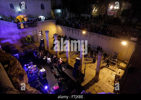 Jerusalem, Israel, 29. März. Israelische Sängerin Yitzchak Meir Höchstleistungen der Cardo eine Kolonnaden römischen Stil Straße im jüdischen Viertel wie das "Sounds der alten Stadt" Music Festival in Jerusalem bietet einen Einblick in unterschiedliche Musiktraditionen in der alten Stadt von Jerusalem Israel am 29. März 2016 eröffnet. Das drei-Nächte-Musikfestival in den Gassen, Straßen und Plätzen in der drei Viertel der Altstadt mit Ensembles und Bands, die verstreut in der gesamten Region statt. Bildnachweis: Eddie Gerald/Alamy Live-Nachrichten Stockfoto