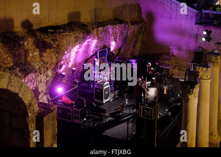 Jerusalem, Israel, 29. März. Israelische Sängerin Yitzchak Meir Höchstleistungen der Cardo eine Kolonnaden römischen Stil Straße im jüdischen Viertel wie das "Sounds der alten Stadt" Music Festival in Jerusalem bietet einen Einblick in unterschiedliche Musiktraditionen in der alten Stadt von Jerusalem Israel am 29. März 2016 eröffnet. Das drei-Nächte-Musikfestival in den Gassen, Straßen und Plätzen in der drei Viertel der Altstadt mit Ensembles und Bands, die verstreut in der gesamten Region statt. Bildnachweis: Eddie Gerald/Alamy Live-Nachrichten Stockfoto