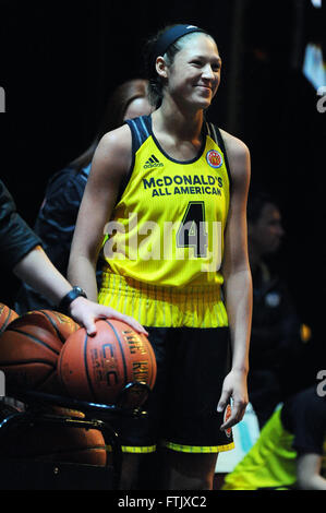 Chicago, IL, USA. 28. März 2016. McDonald's All American West Nadia Fingall lächelt während 2016 POWERADE Jam Fest im Chicago Theatre in Chicago, IL. Patrick Gorski/CSM/Alamy Live-Nachrichten Stockfoto