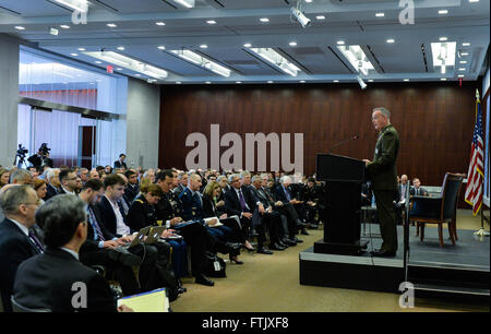 Washington, DC, USA. 29. März 2016. US Joint Chiefs Of Staff Vorsitzender Joseph Dunford spricht in der Mitte für strategische und internationale Studien (CSIS) auf globalen sicherheitspolitischen Herausforderungen in Washington, D.C., Hauptstadt der USA, 29. März 2016. © Bao Dandan/Xinhua/Alamy Live-Nachrichten Stockfoto