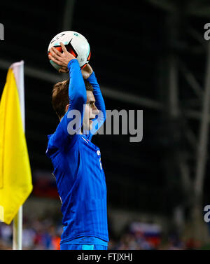 Aviva Stadion, Dublin, Irland. 29. März 2016. Internationaler Fußball freundlich Republik Irland vs. Slowakei. Peter Pekarík (Slowakei) bereitet sich auf einen Einwurf. anrechnen: Action Plus Sport/Alamy Live News Stockfoto