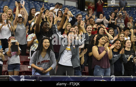 Sacramento, CA, USA. 19. März 2016. Der St. Francis High School Troubadours-Fans feiern ihre 66 52 über die Castro Valley Trojaner für den CIF Northern California Girls Regionalbereich ich Meisterschaft gewinnen beim schlafen Zug Arena, Samstag, 19 März, 2016.photo von Brian Baer © Brian Bär/Sacramento Bee/ZUMA Draht/Alamy Live News Stockfoto