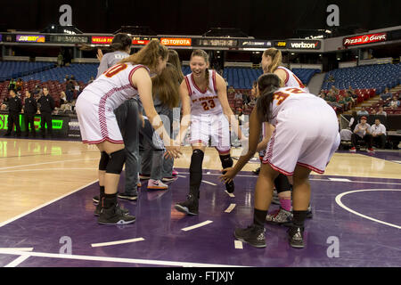 Sacramento, CA, USA. 19. März 2016. St. Francis High School Troubadours Kyra Huffman (23), ist vor dem Spiel während der Wiedergabe der St. Francis High School Troubadours Castro Valley Trojaner für den CIF Northern California Girls Regionalbereich habe ich eingeführt Meisterschaft am schlafen Zug Arena, Samstag, 19 März, 2016.photo von Brian Baer © Brian Bär/Sacramento Bee/ZUMA Draht/Alamy Live News Stockfoto