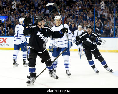 Tampa, Florida, USA. 28. März 2016. DIRK SHADD | Zeiten. Tampa Bay Lightning linker Flügel Ondrej Palat (18) feiert seinen Sieg gegen die Toronto Maple Leafs Torwart Garret Funken (31) während der ersten Periode in der Amalie Arena in Tampa Montagabend Gaol (28.03.16). Im Hintergrund rechts ist Lightning Zentrum Alex Killorn (17) © Dirk Shadd/Tampa Bay Times / ZUMA Draht/Alamy Live News Stockfoto