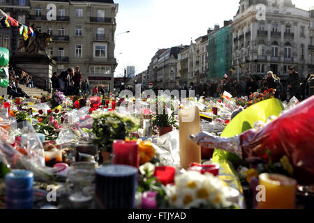 Brüssel, Belgien. 29. März 2016. Blumen und Meldungen am Place De La Bourse in Gedenken an die Opfer der letzten Wochen Angriffe in Brüssel Credit: Rey T. Byhre/Alamy Live News Stockfoto