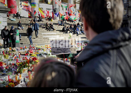 Brüssel, Belgien. 29. März 2016. Blumen und Meldungen am Place De La Bourse in Gedenken an die Opfer der letzten Wochen Angriffe in Brüssel Credit: Rey T. Byhre/Alamy Live News Stockfoto