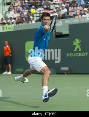 Key Biscayne, FL, USA. 29. März 2016. Key Biscayne, FL - März 29: Besiegt Novak Djokovic (SRB) in Aktion hier Dominic Thiem(AUT) 63 64 bei den 2016 Miami Open im Crandon Tennis Center in Key Biscayne, Florida. Bildnachweis: Andrew Patron/ZUMA Draht/Alamy Live-Nachrichten Stockfoto