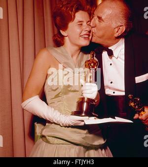 Bei den Academy Awards am 8. April 1963 sind, von links, Gregory Peck ...