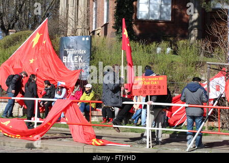 Ende März 2016 ging Anhänger von Präsident Xi Jinping zu dieser Stelle in Prag in der Nähe von Chotkovy Sady Tram-Station, Xi Jinping auf seine Reiseroute zu begrüßen. Die pro-China-Banner hier heißt es: der Westen – ein Meer von Lügen; China Heil! Stockfoto