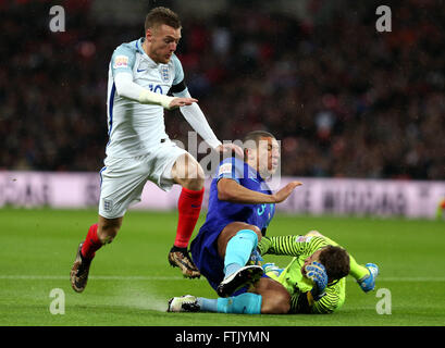 London, Großbritannien. 29. März 2016. Jamie Vardy (L) von England konkurriert während das internationale Freundschaftsspiel zwischen England und den Niederlanden im Wembley Stadion in London, Großbritannien, am 29. März 2016. England verlor 1: 2. Bildnachweis: Han Yan/Xinhua/Alamy Live-Nachrichten Stockfoto