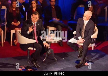 Milwaukee, Wisconsin, USA. 29. März 2016. ANDERSON COOPER mit republikanischen Präsidenten hoffnungsvollen TED CRUZ während CNN GOP Rathaus am Riverside Theater in Milwaukee, Wisconsin Credit spricht Nachrichtensprecherin: Daniel DeSlover/ZUMA Draht/Alamy Live News Stockfoto