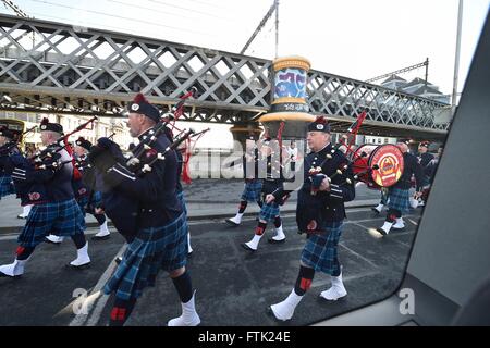 Po Box 5446, CA 94705, USA. 29. März 2016. Dublin Feuerwehr Pipe Band marschieren in den Straßen von Dublin in den frühen Morgenstunden im Rahmen der Feierlichkeiten anlässlich der Osteraufstand 1916.This Aufstand gegen das britische Empire nahm in Dublin und anderen Städten und Gemeinden rund um Irland in der Osterwoche des Jahres 1916 und markiert einen Wendepunkt in der irischen Geschichte. © Rory frohe/ZUMA Draht/Alamy Live-Nachrichten Stockfoto