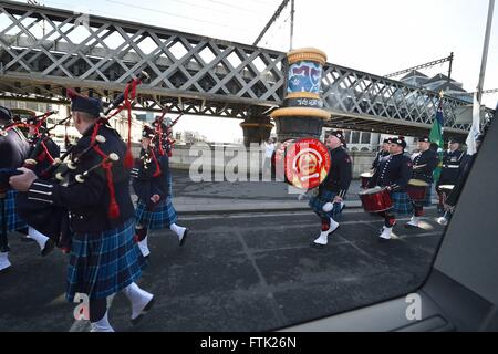 Po Box 5446, CA 94705, USA. 29. März 2016. Dublin Feuerwehr Pipe Band marschieren in den Straßen von Dublin in den frühen Morgenstunden im Rahmen der Feierlichkeiten anlässlich der Osteraufstand 1916.This Aufstand gegen das britische Empire nahm in Dublin und anderen Städten und Gemeinden rund um Irland in der Osterwoche des Jahres 1916 und markiert einen Wendepunkt in der irischen Geschichte. © Rory frohe/ZUMA Draht/Alamy Live-Nachrichten Stockfoto