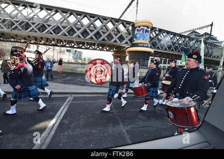 Po Box 5446, CA 94705, USA. 29. März 2016. Dublin Feuerwehr Pipe Band marschieren in den Straßen von Dublin in den frühen Morgenstunden im Rahmen der Feierlichkeiten anlässlich der Osteraufstand 1916.This Aufstand gegen das britische Empire nahm in Dublin und anderen Städten und Gemeinden rund um Irland in der Osterwoche des Jahres 1916 und markiert einen Wendepunkt in der irischen Geschichte. © Rory frohe/ZUMA Draht/Alamy Live-Nachrichten Stockfoto