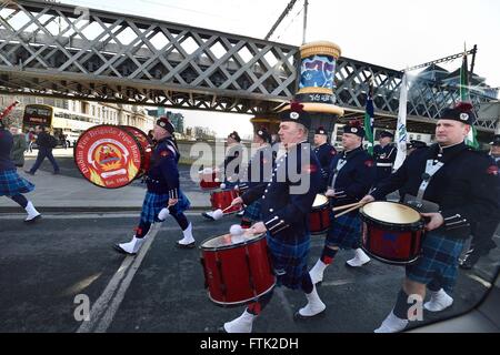 Po Box 5446, CA 94705, USA. 29. März 2016. Dublin Feuerwehr Pipe Band marschieren in den Straßen von Dublin in den frühen Morgenstunden im Rahmen der Feierlichkeiten anlässlich der Osteraufstand 1916.This Aufstand gegen das britische Empire nahm in Dublin und anderen Städten und Gemeinden rund um Irland in der Osterwoche des Jahres 1916 und markiert einen Wendepunkt in der irischen Geschichte. © Rory frohe/ZUMA Draht/Alamy Live-Nachrichten Stockfoto