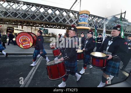 Po Box 5446, CA 94705, USA. 29. März 2016. Dublin Feuerwehr Pipe Band marschieren in den Straßen von Dublin in den frühen Morgenstunden im Rahmen der Feierlichkeiten anlässlich der Osteraufstand 1916.This Aufstand gegen das britische Empire nahm in Dublin und anderen Städten und Gemeinden rund um Irland in der Osterwoche des Jahres 1916 und markiert einen Wendepunkt in der irischen Geschichte. © Rory frohe/ZUMA Draht/Alamy Live-Nachrichten Stockfoto