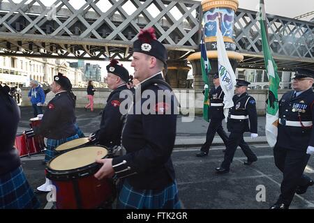 Po Box 5446, CA 94705, USA. 29. März 2016. Dublin Feuerwehr Pipe Band marschieren in den Straßen von Dublin in den frühen Morgenstunden im Rahmen der Feierlichkeiten anlässlich der Osteraufstand 1916.This Aufstand gegen das britische Empire nahm in Dublin und anderen Städten und Gemeinden rund um Irland in der Osterwoche des Jahres 1916 und markiert einen Wendepunkt in der irischen Geschichte. © Rory frohe/ZUMA Draht/Alamy Live-Nachrichten Stockfoto