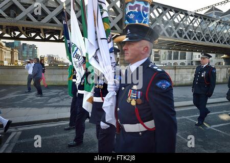 Po Box 5446, CA 94705, USA. 29. März 2016. Dublin Feuerwehr Pipe Band marschieren in den Straßen von Dublin in den frühen Morgenstunden im Rahmen der Feierlichkeiten anlässlich der Osteraufstand 1916.This Aufstand gegen das britische Empire nahm in Dublin und anderen Städten und Gemeinden rund um Irland in der Osterwoche des Jahres 1916 und markiert einen Wendepunkt in der irischen Geschichte. © Rory frohe/ZUMA Draht/Alamy Live-Nachrichten Stockfoto