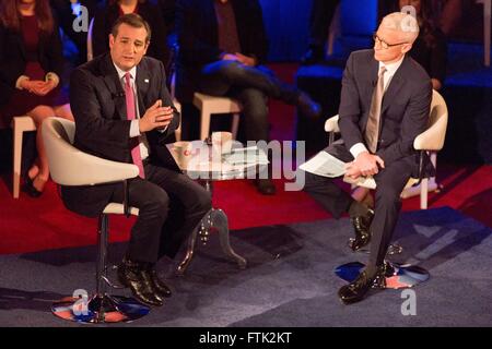 Milwaukee, Wisconsin, USA. 29. März 2016. Nachrichtensprecherin ANDERSON COOPER hört als republikanischen Präsidenten hoffnungsvollen TED CRUZ beantwortet Fragen während der CNN-GOP-Rathaus am Riverside Theater. Bildnachweis: Daniel DeSlover/ZUMA Draht/Alamy Live-Nachrichten Stockfoto