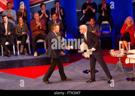 Milwaukee, Wisconsin, USA. 29. März 2016. ANDERSON COOPER mit republikanischen Präsidenten hoffnungsvollen JOHN KASICH während CNN GOP Rathaus am Riverside Theater in Milwaukee, Wisconsin Credit spricht Nachrichtensprecherin: Daniel DeSlover/ZUMA Draht/Alamy Live News Stockfoto