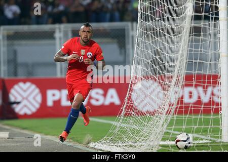 Barinas, Venezuela. 29. März 2016. Bild zur Verfügung gestellt von Chiles nationaler Professional Football Association (ANFP, für seine Abkürzung in spanischer Sprache) zeigt Chiles Arturo Vidal nach scoring während das Qualifikationsspiel für die WM 2018 Russland gegen Venezuela im Agustin Tovar Stadium in Barinas, Venezuela, am 29. März 2016 feiern. Chile gewann 4: 1. © ANFP/Xinhua/Alamy Live-Nachrichten Stockfoto