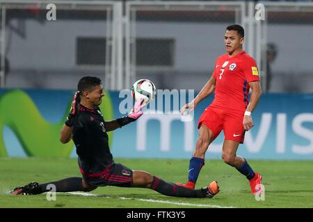 Barinas, Venezuela. 29. März 2016. Bild zur Verfügung gestellt von Chiles nationaler Professional Football Association (ANFP, für seine Abkürzung in spanischer Sprache) zeigt Venezuela ist Torhüter Jose Contreras (L) wetteifern mit Chiles Alexis Sanchez während ihrer Qualifikationsspiel für die WM 2018 Russland im Agustin Tovar Stadium in Barinas, Venezuela, am 29. März 2016. Chile gewann 4: 1. © ANFP/Xinhua/Alamy Live-Nachrichten Stockfoto