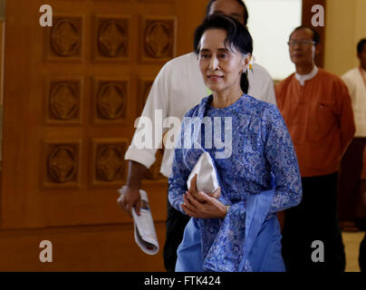 Nay Pyi Taw, Myanmar. 30. März 2016. Vorsitzende von Myanmar regierende Nationalliga für Demokratie (NLD) Aung San Suu Kyi kommt zur Teilnahme an einer Sitzung des EU Parlaments Myanmar in Nay Pyi Taw, Myanmar, 30. März 2016. Aung San Suu Kyi wurde am Mittwoch das Land neue Minister für auswärtige Angelegenheiten, gleichzeitig mit drei anderen Portfolios in der neuen Regierung ernannt. © U Aung/Xinhua/Alamy Live-Nachrichten Stockfoto