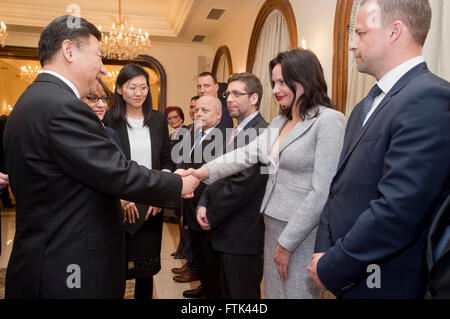 Prag, Tschechische Republik. 29. März 2016. Bürgermeister von Prag Adriana Krnacova (zweiter von links) trifft chinesischen Staatspräsidenten Xi Jinping (links, schüttelt Hände mit Eliska Kaplicky Fuchsova, Witwe des weltbekannten Architekten Jan Kaplicky) in Prag, Tschechische Republik, 29. März 2016. © Vit Simanek/CTK Foto/Alamy Live-Nachrichten Stockfoto