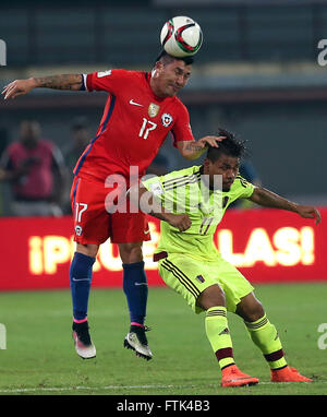 Barinas, Venezuela. 29. März 2016. Venezuelas Juanpi (R) wetteifert mit Chiles Gary Medel während Russland 2018 FIFA World Cup South America Qualifier, bei Agustin Tovar Stadium in Barinas, Venezuela, am 29. März 2016. Chile gewann 4: 1. © ANFP/Xinhua/Alamy Live-Nachrichten Stockfoto